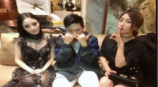 穿越娱乐圈之吃瓜群众,吃瓜群众视角下的明星风云录