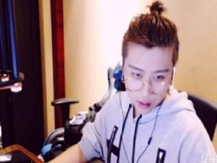 娱乐吃瓜酱男教授,揭秘男教授的瓜田奇遇